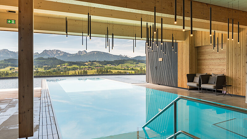 Nahaufnahme des Außenpools vom Panorama Allgäu Spa Resort, Rückholz.