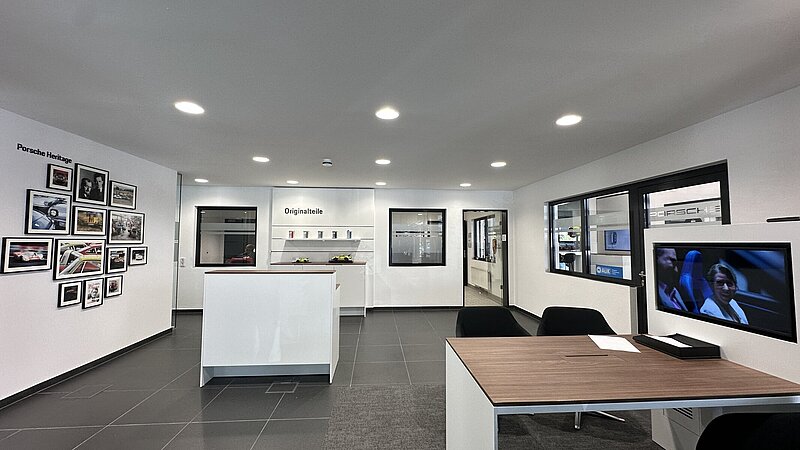 Innenansicht des Servicebereichs des Porsche Zentrum Allgäu in Kempten.