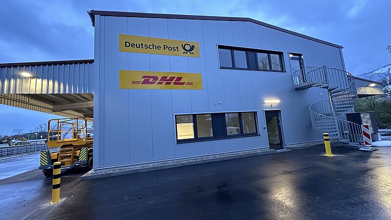 Vordereingang außen der DHL-Halle in Sonthofen