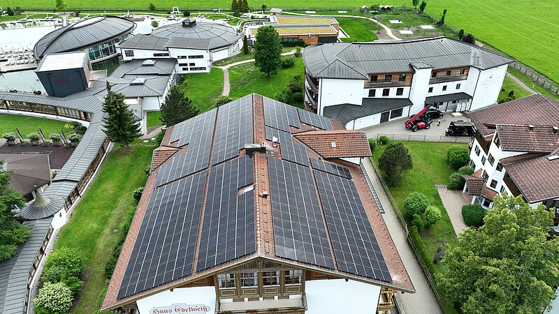 Luftaufnahme eines einzelnen Gebäudes des Hotels König Ludwig in Schwangau mit installierter Photovoltaikanlage.