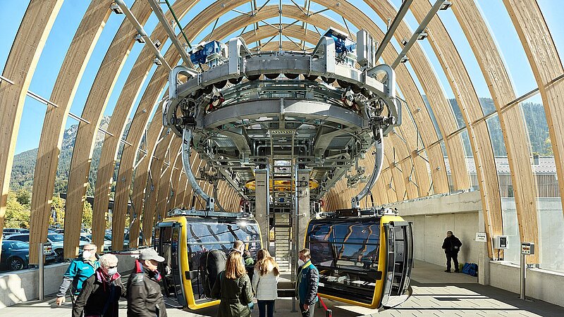 Einstiegsbereich der Fahrgäste der Nebelhornbahn in Oberstdorf.