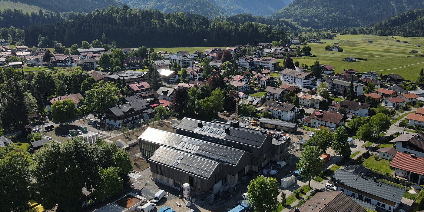 Luftaufnahme der Therme mit den Allgäuer Alpen im Hintergrund in Oberstdorf.