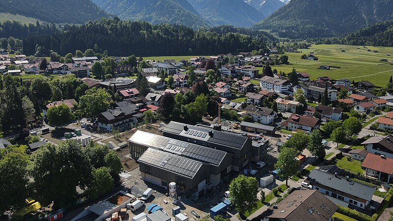 Luftaufnahme der Therme mit den Allgäuer Alpen im Hintergrund in Oberstdorf.