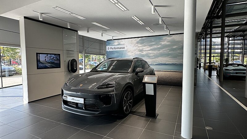 Innenansicht eines in Szene gesetzten Autos des Porsche Zentrum Allgäu in Kempten.