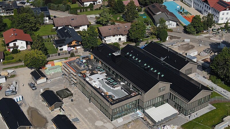 Luftaufnahme der Therme mit Häusern in Oberstdorf.