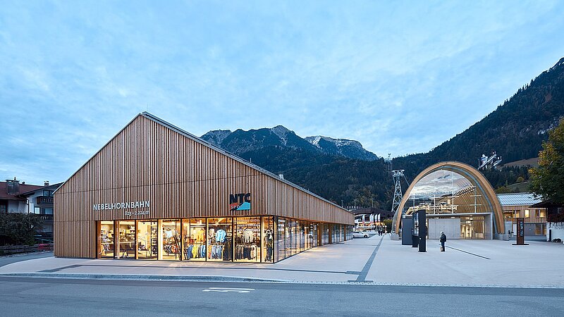 Frontansicht Außenbereich der Nebelhornbahn in Oberstdorf.