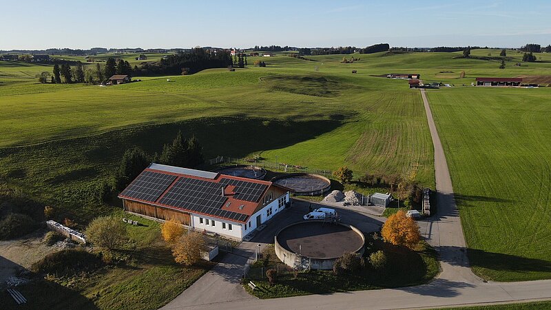 Luftaufnahme der Kläranlage der Gemeinde Seeg mit installierter Photovoltaikanlage.