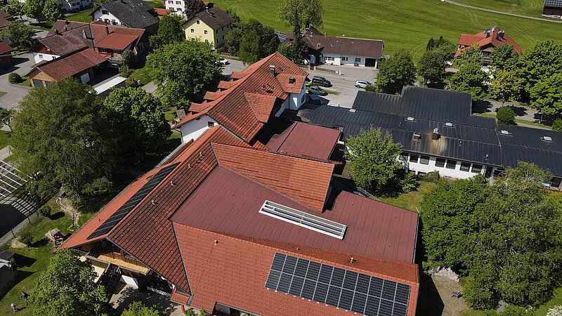 Luftaufnahme der Photovoltaikanlage auf dem Kindergarten der Gemeinde Seeg.