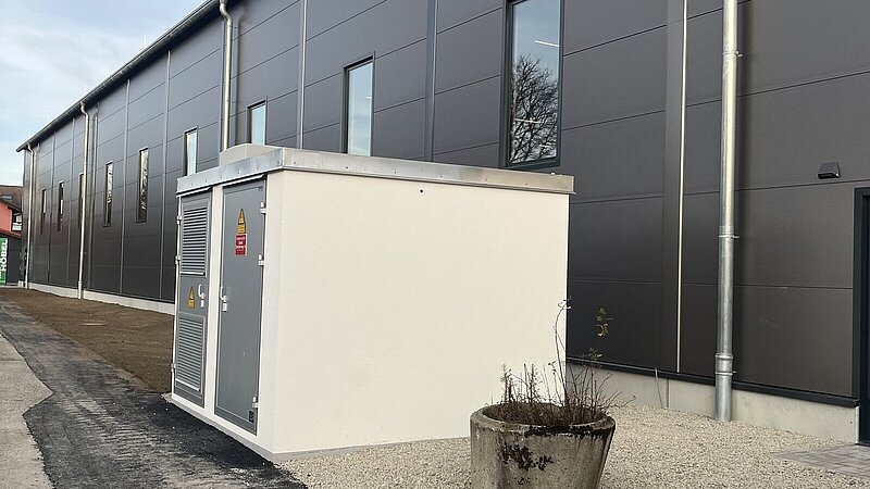 Außenansicht Trafostation bei Firma Hofer in Durach.