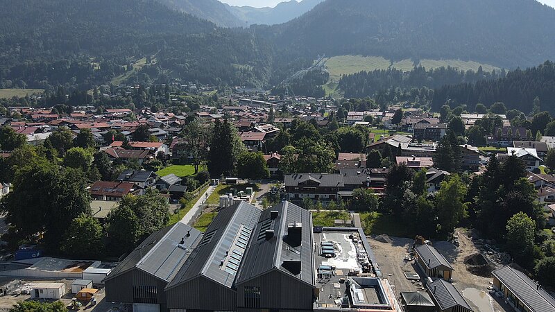 Luftaufnahme der Therme in Oberstdorf mit den Allgäuer Alpen.