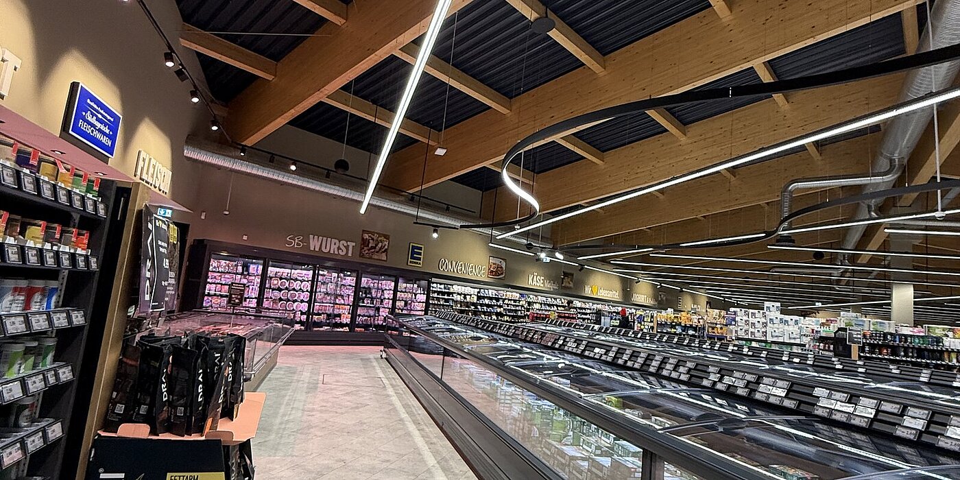 Tiefkühl- und Wurstbereich im Edeka-Markt in Füssen.