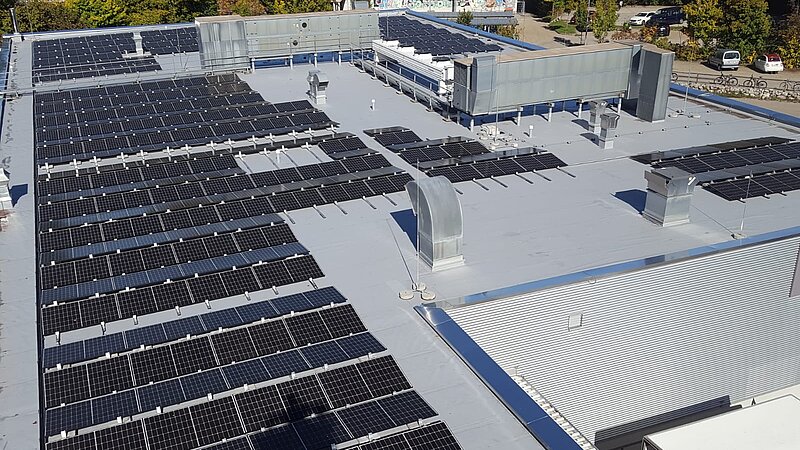 Aufnahme der Photovoltaikanlage auf dem Dach des Menü Service Allgäu.