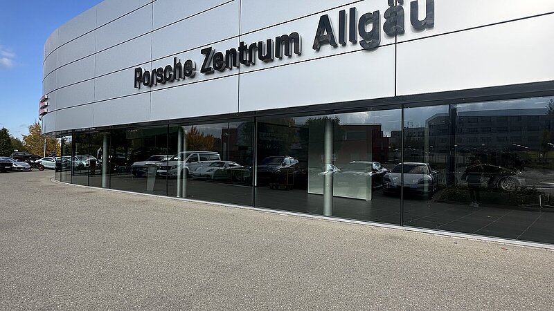 Frontansicht des Porsche Zentrum Allgäu in Kempten.