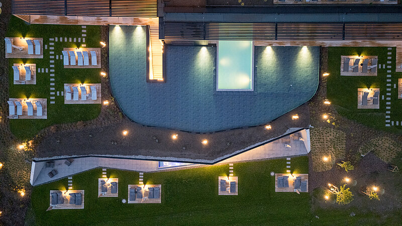 Luftaufnahme vom Außenpool beim Panorama Allgäu Spa Resort, Rückholz.