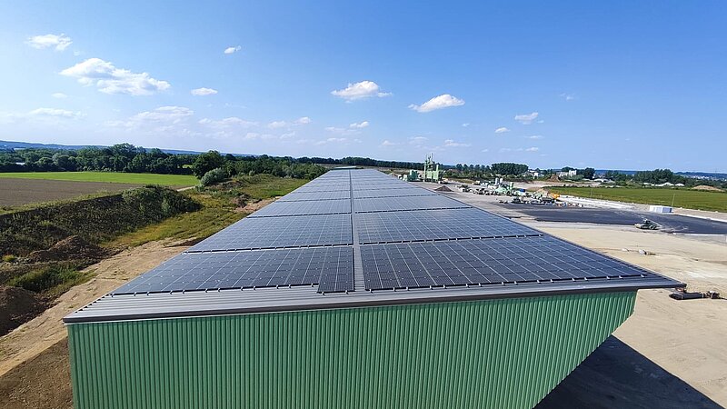 Betrieb Geiger in Fuchsäcker bei Memmingen mit auf dem Dach montierter Photovoltaikanlage.