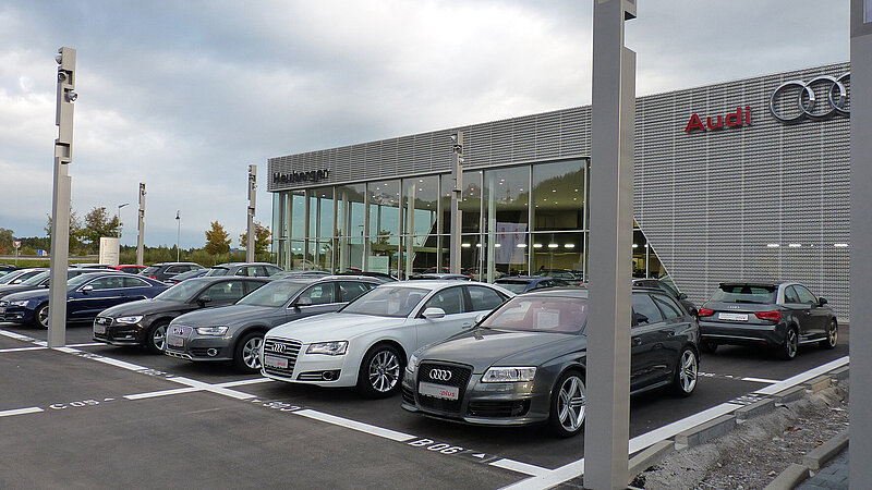 Frontansicht mit Parkplatz von ausgestellten Fahrzeugen beim Autohaus Heuberger, Füssen