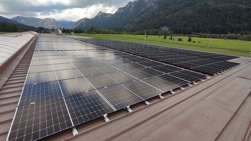 Aufnahme der Photovoltaikanlage auf dem Dach der Metalltechnik Vils.